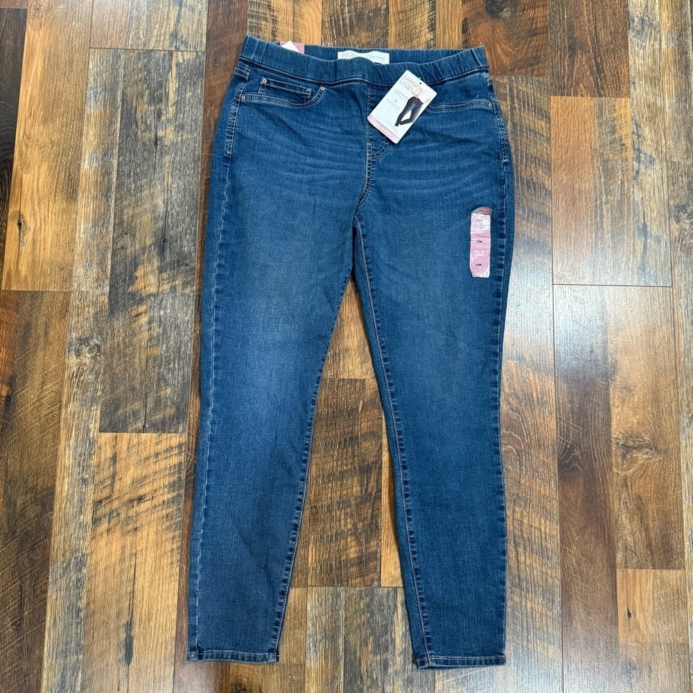 NWT Levi Strauss Totally Shaping Pull On Skinny Jeans